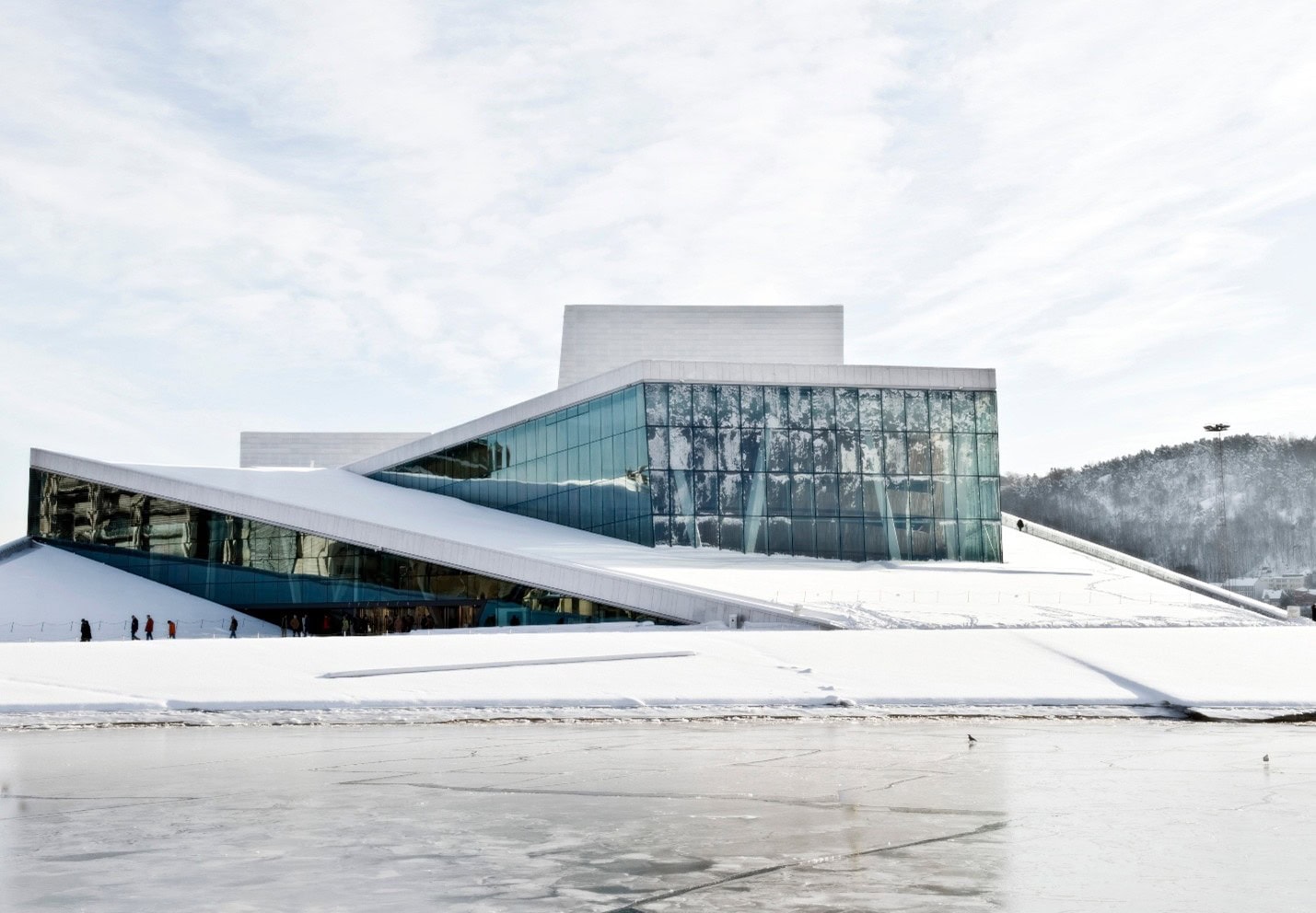 Operaen i Bjørvika har blitt 16 år, og står foran en omfattende modernisering av sitt scenetekniske anlegg. Holte Consulting har bistått Statsbygg og Den Norske Opera & Ballett (DNO&B) med usikkerhetsanalyser i flere faser av prosjektet, og bidrar med innsikt og rådgivning i et av Norges mest komplekse prosjekter i et kulturbygg.